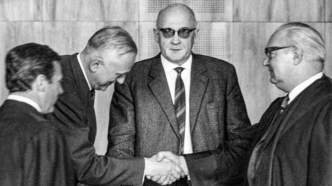 Moment po ogłoszeniu wyroku na zabójców z Bydgoszczy. Od lewej: obrońca Manfred Gegerle, uniewinnieni Horst Eichler i Jakob Lölgen, obrońca Willy Osterhues. Monachium, 1 kwietnia 1966 r. // Fot. Klaus Heirler / DPA / PAP 