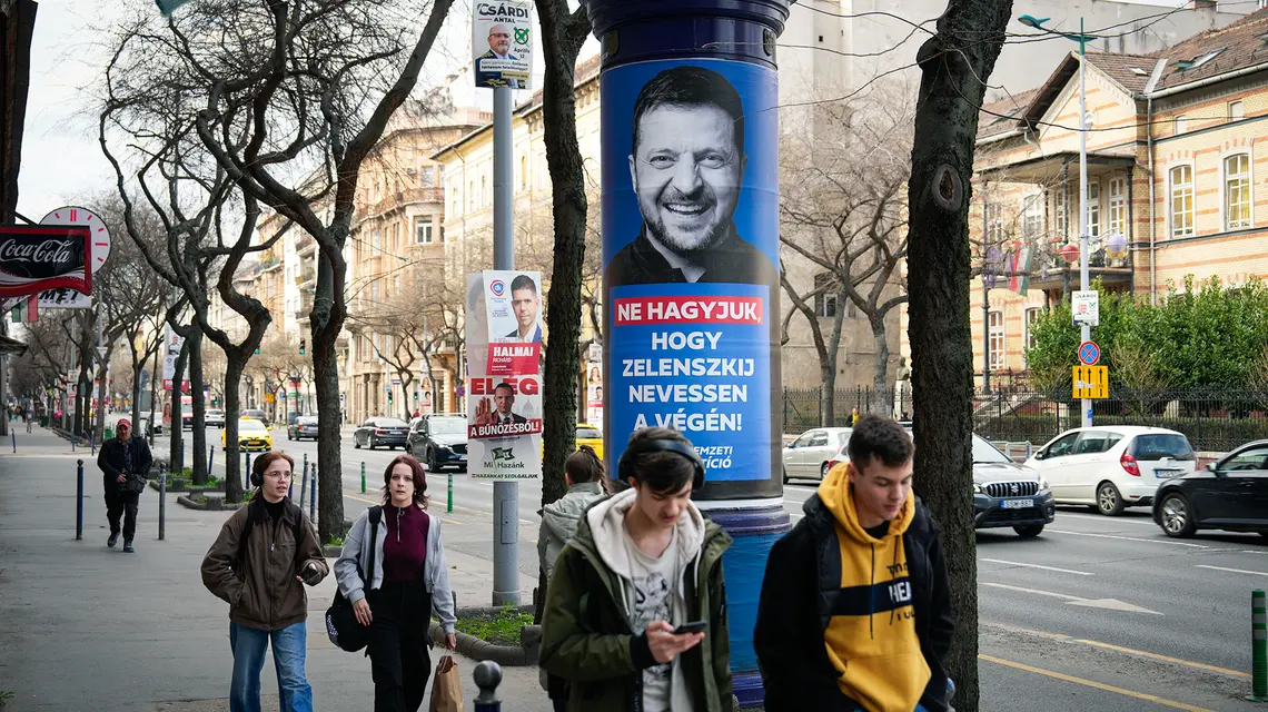 „Nie pozwól, aby Zełenski śmiał się ostatni” – taki przekaz widzą codziennie mieszańcy Budapesztu na reklamach wyborczych Fideszu. Węgry, 19 marca 2026 r. // Fot. Jaap Arriens / NurPhoto / Getty Images