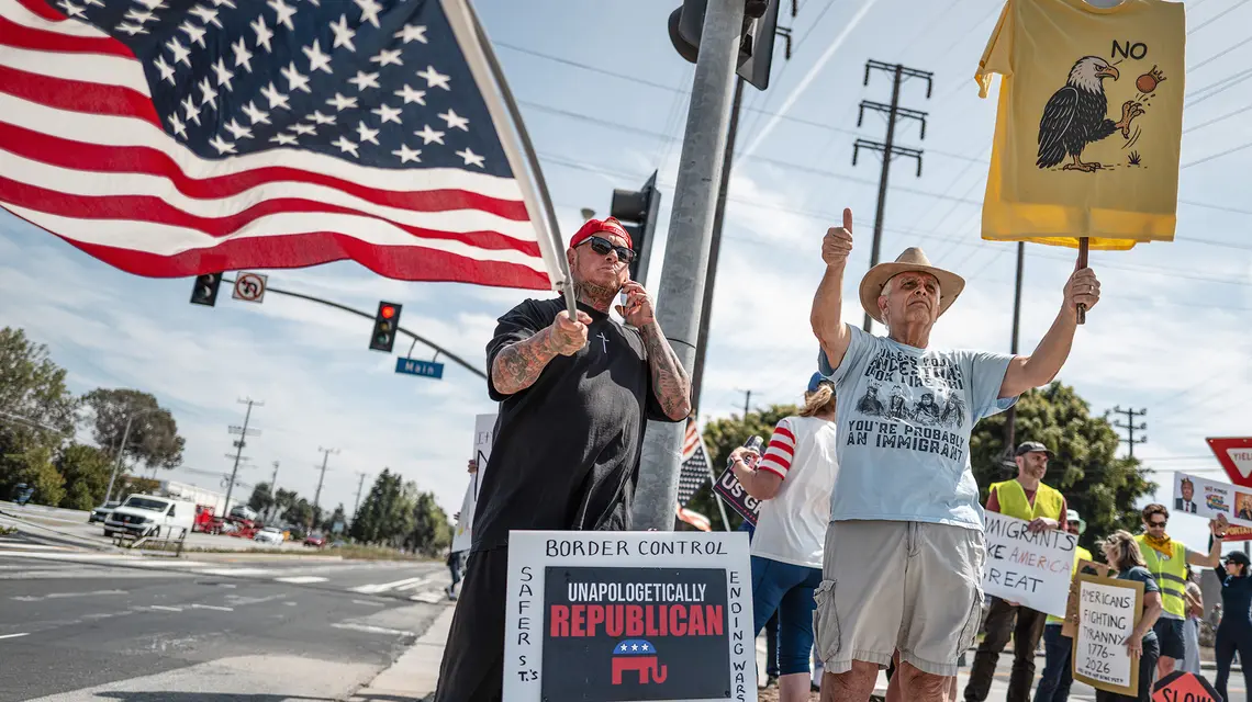 Do starcia nie doszło: samotny zwolennik Trumpa (z lewej) i krytycy prezydenta podczas protestu w 15-tysięcznym mieście El Segundo w Kalifornii. W sobotę 28 marca w całych Stanach około ośmiu milionów Amerykanów protestowało przeciw Trumpowi pod hasłem „No Kings”. // Fot. Jay L. Clendenin / Getty Images