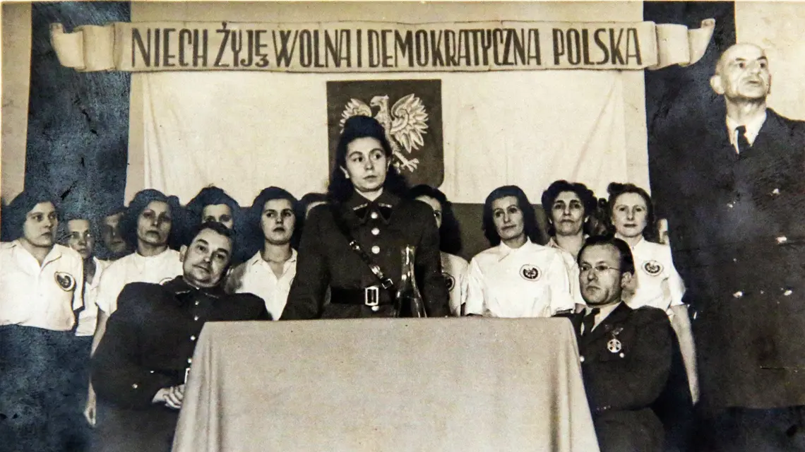 Helena Wolińska (stoi w środku) podczas wizyty na Węgrzech w 1948 r. wraz z delegacją Milicji Obywatelskiej. Od lata 1944 r. do marca 1949 r. Wolińska kierowała Wydziałem Kadr w Komendzie Głównej MO, a w kwietniu tego roku przeszła do Naczelnej Prokuratury Wojskowej, gdzie do 1954 r. oskarżała „wrogów systemu”. // Repr. Tomasz Gzell / PAP 