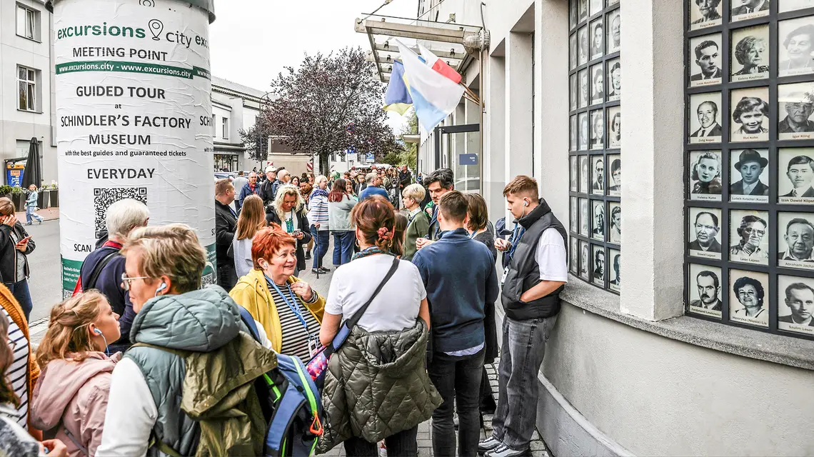 Kolejka zwiedzających przed Fabryką Emalia Oskara Schindlera, oddziałem Muzeum Krakowa. Kraków, 31 października 2023 r. // Fot. Jakub Włodek / Agencja Wyborcza.pl