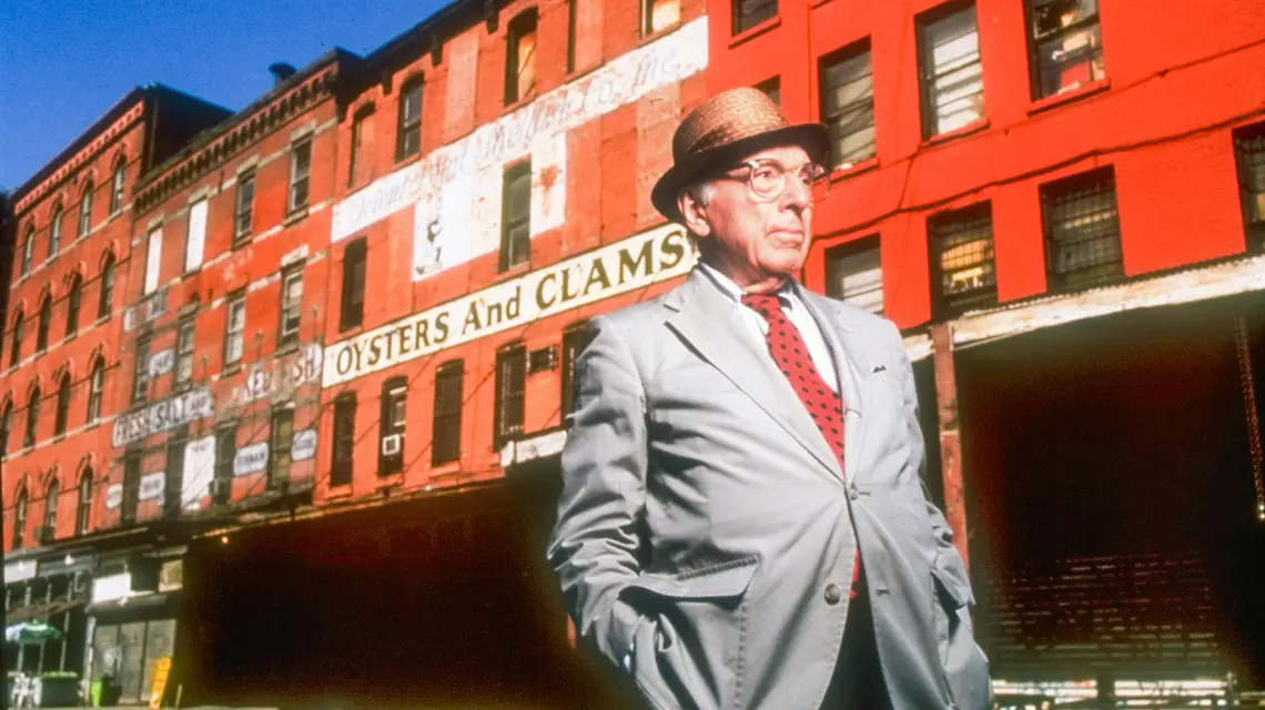Joseph Mitchell włóczy się po Greenwich Village. Nowy Jork, 1992 r. // Fot. Mario Ruiz / Getty Images