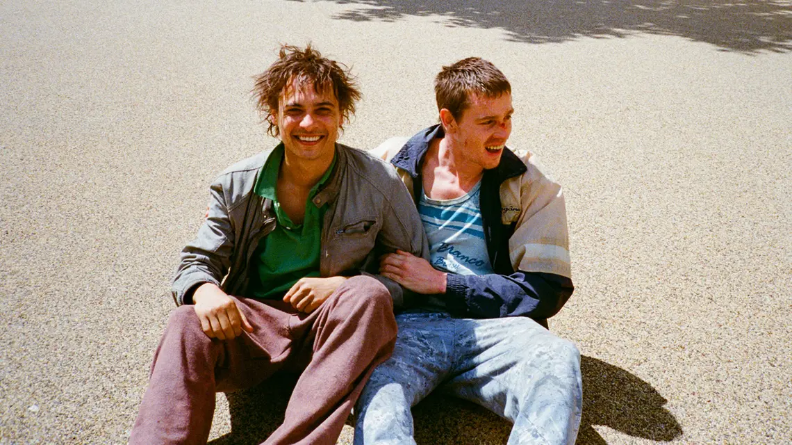 Frank Dillane i Harris Dickinson w filmie „Łobuz” („Urchin”), reż. Harris Dickinson. Dystryb. Gutek Film // materiały prasowe