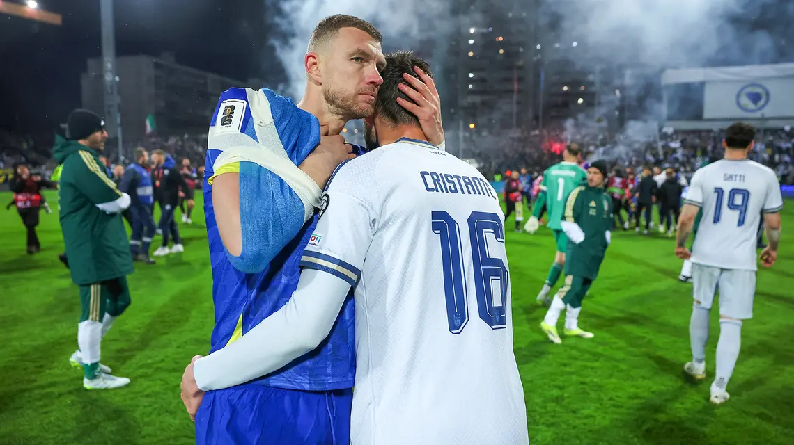 Edin Džeko pociesza Bryana Cristante po przegranej Włoch w eliminacjach do finału Mistrzostw Świata 2026. Zenica, Bośnia i Hercegowina, 31 marca 2026 r. // Fot. Armin Durgut / AP Photo / East News 