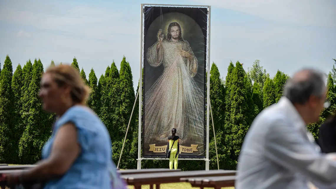 Portret Jezusa Miłosiernego utworzony z 15 tys. zdjęć wiernych, Sanktuarium Bożego Miłosierdzia w Łagiewnikach, lipiec 2016 r. // Fot. Piotr Guzik / Forum