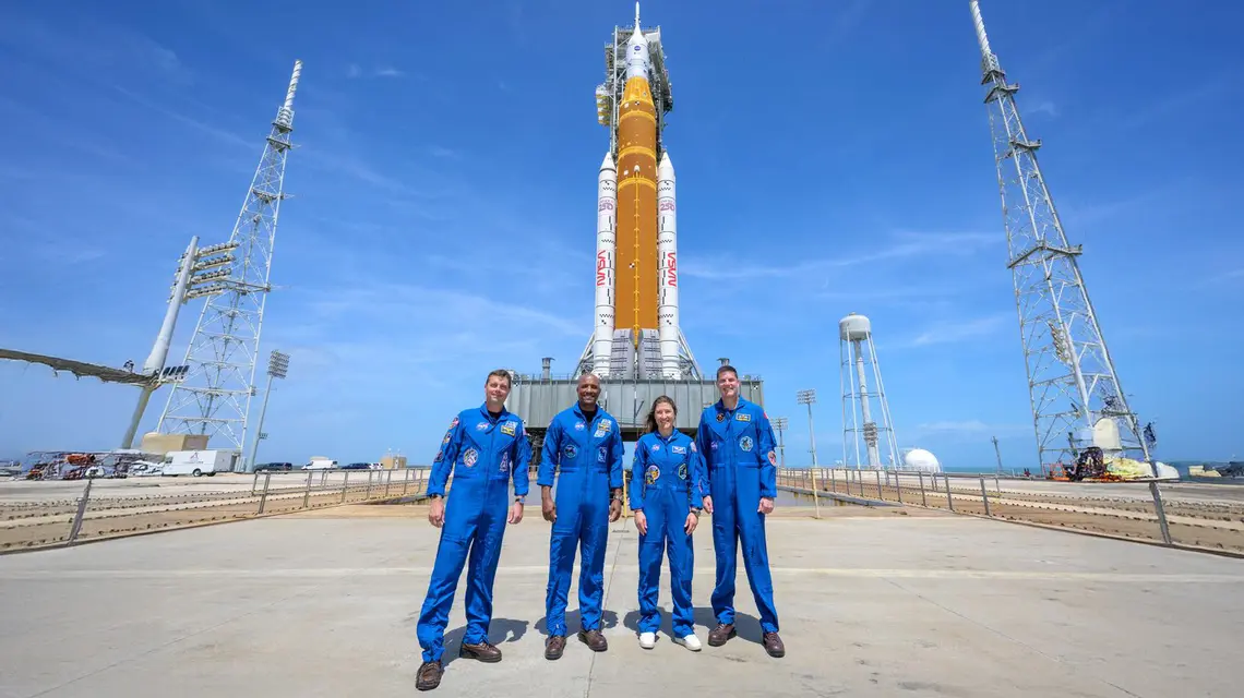 Astronauci Reid Wiseman, dowódca Artemis II, Victor Glover, Christina Koch i Jeremy Hansen podczas przygotowań do misji Artemis II SLS. Centrum Kosmiczne im. Kennedy’ego NASA na Florydzie, 30 marca 2026 r. // Fot. Bill Ingalls / NASA