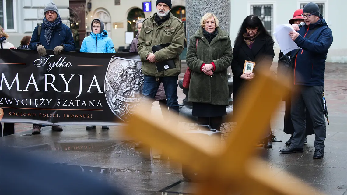 Modlitwa ekspiacyjna za „herezje” kardynała Grzegorza Rysia i Episkopatu pod pomnikiem Piotra Skargi w Krakowie, 1 kwietnia 2026 r. // Fot. Beata Zawrzel / Reporter