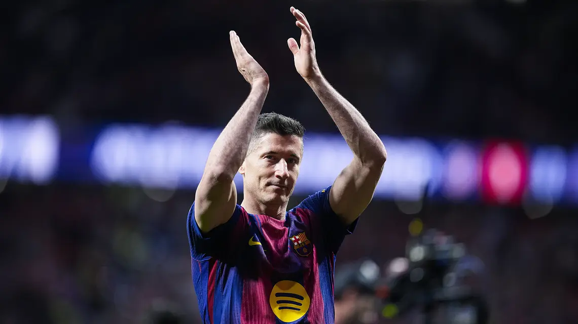 Robert Lewandowski świętuje zwycięstwo podczas meczu pomiędzy Atletico de Madrid i FC Barcelona. Madryt, 4 kwietnia 2026 r. // Fot. Oscar J. Barroso / Zuma Press / Forum