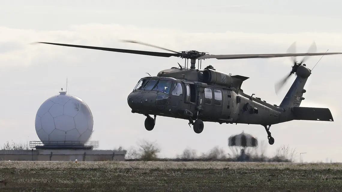 Amerykański wojskowy śmigłowiec Black Hawk w bazie lotniczej Mihail Kogălniceanu nad Morzem Czarnym. Rumunia, 25 listopada 2025 r. // Fot. Robert Ghement / EPA / PAP