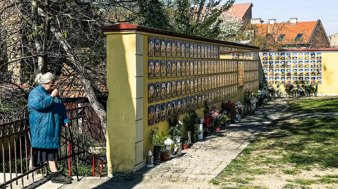 Miejsce pamięci poświęcone żołnierzom poległym w wojnie rosyjsko-ukraińskiej na placu przed wejściem do greckokatolickiej Katedry Podwyższenia Krzyża Świętego. Użhorod, 5 kwietnia 2026 r. // Fot. Juliusz Pielichowski