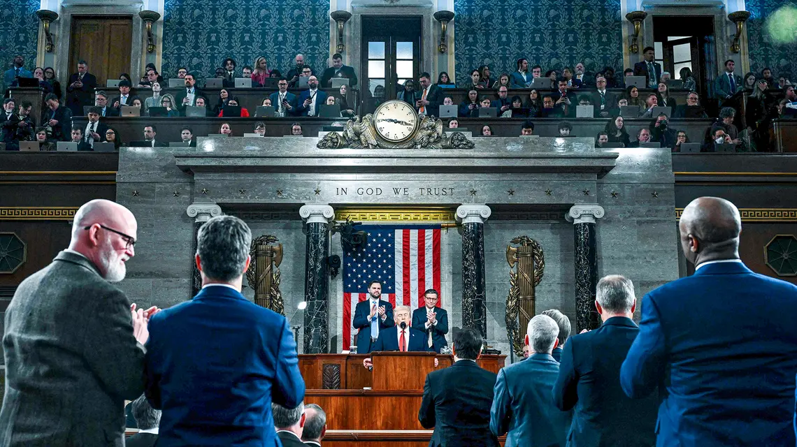 Donald Trump wygłasza orędzie o stanie państwa na Kapitolu pod inskrypcją „W Bogu pokładamy ufność”, Waszyngton, 24 lutego 2026 r. // Fot. Kenny Holston / The New York Times / POOL / AFP / East News