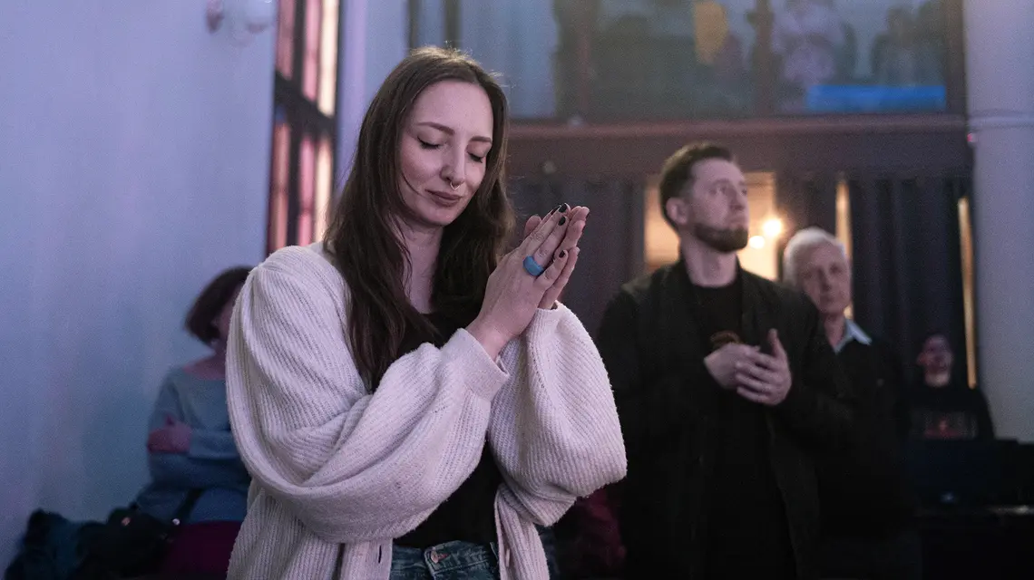 Irmina Wolniak, „pastorowa od emocji” z wiernymi Kościoła Radość w Gdańsku. Kwiecień 2024 r. // Fot. Kamil Jasiński dla „TP”