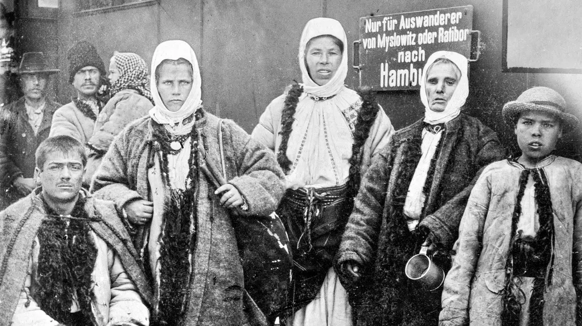 Emigranci z Galicji przed pociągiem z Myslowitz do Hamburga, 1902 r. // Sammlung Hubmann / Imagno / Forum