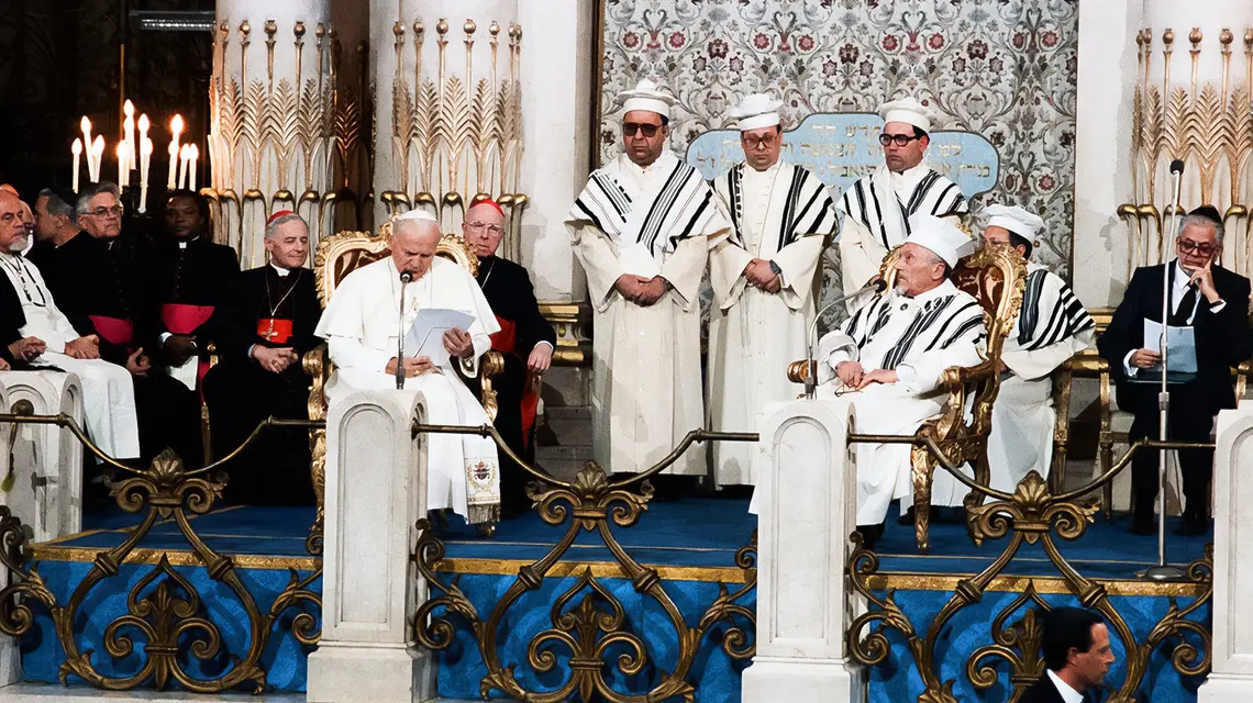 Jan Paweł II w rzymskiej synagodze Tempio Maggiore. 13 kwietnia 1986 r. // Vatican News / domena publiczna 