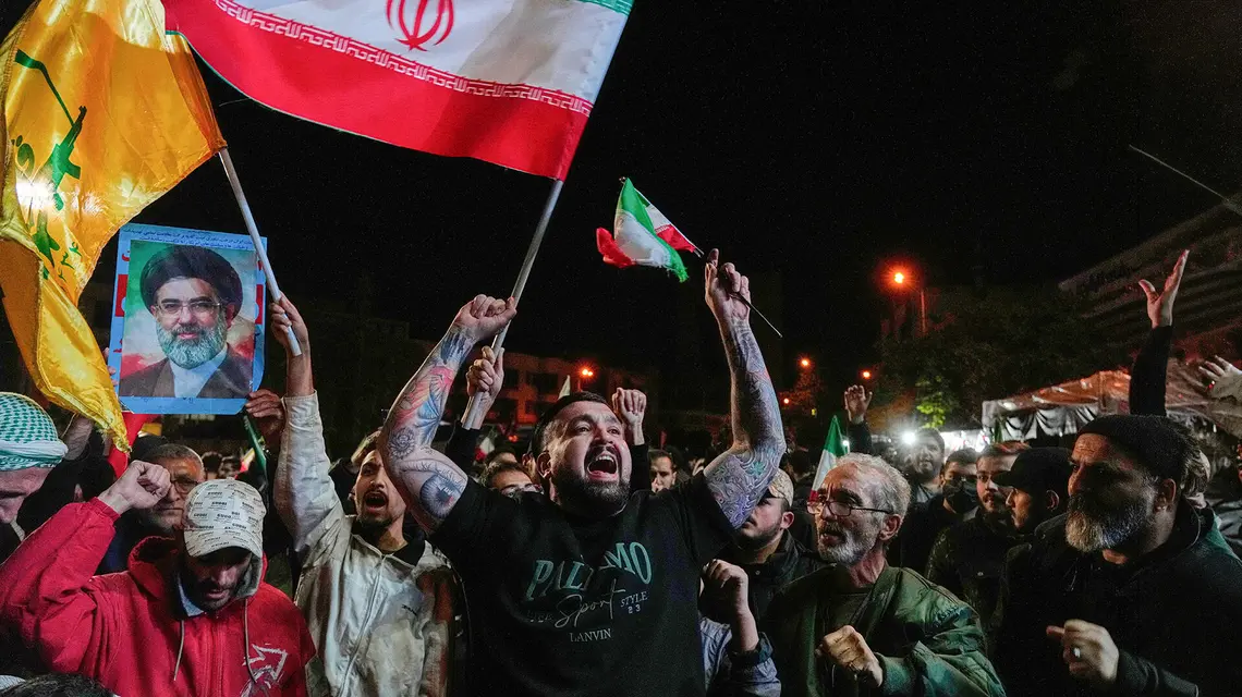 Prorządowi demonstranci na ulicach Teheranu po ogłoszeniu dwutygodniowego zawieszenia broni w wojnie ze Stanami Zjednoczonymi i Izraelem. Iran, 8 kwietnia 2026 r. // Fot. Vahid Salemi / AP Photo / East News