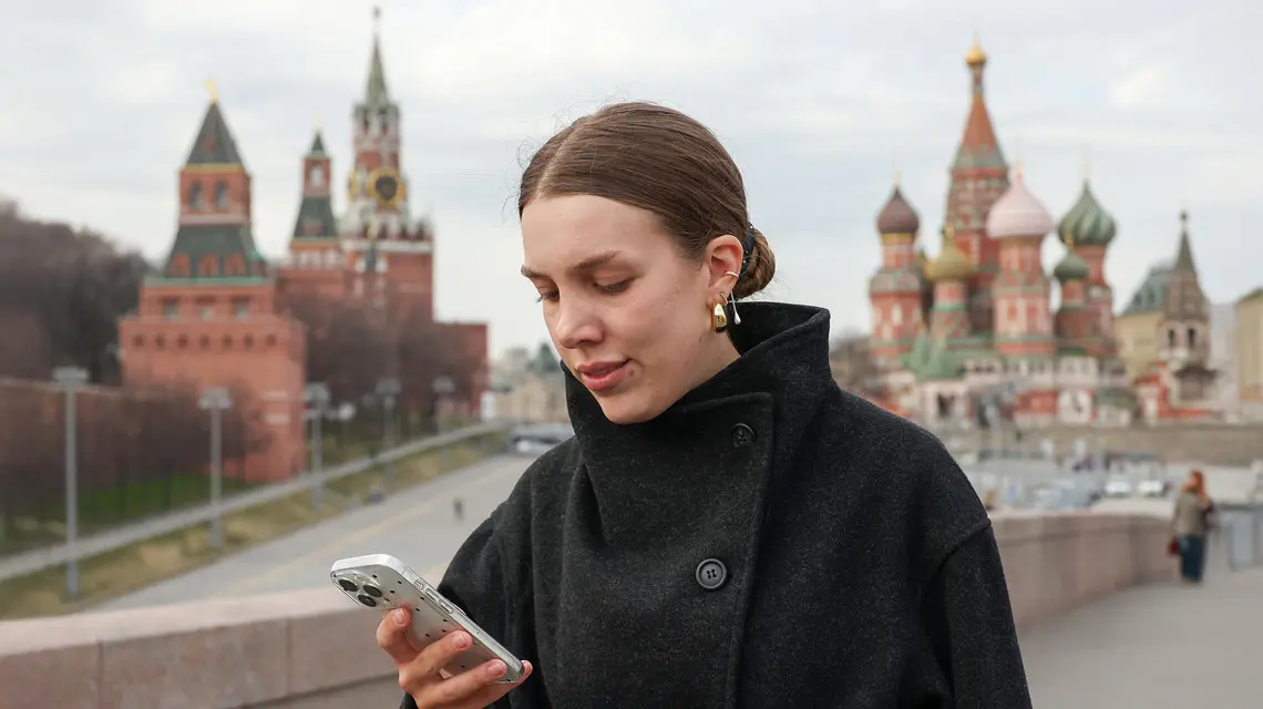 Rosyjskie władze ogłosiły całkowitą blokadę aplikacji Telegram oraz opłaty za dostęp do międzynarodowego internetu. Apple zablokowało pobieranie aplikacji VPN. Moskwa, 31 marca 2026 r. // Fot. Getty Images