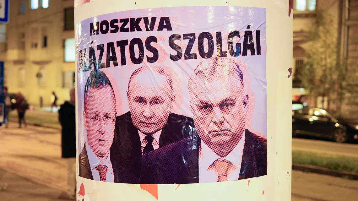 Plakat uderzający w ekipę Orbána z napisem „Pokorni słudzy Moskwy”. Budapeszt, 12 kwietnia 2026 r. // fot. Jaap Arriens / Getty Images