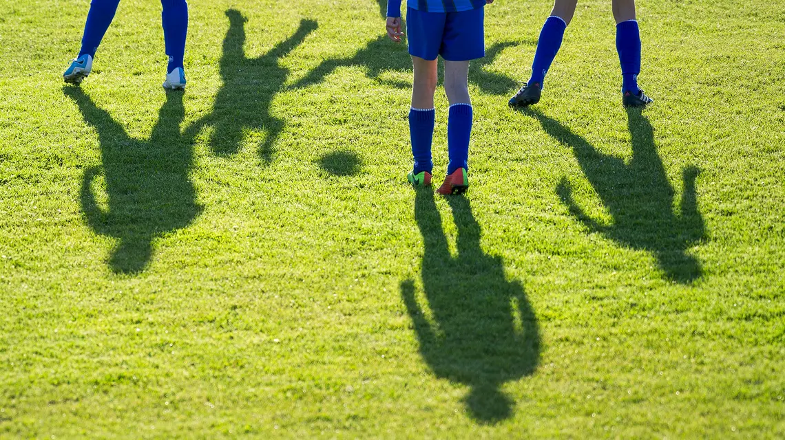 Trening piłki nożnej dla dzieci na boisku Orlik. Gdańsk, czerwiec 2017 r. // Fot. Wojciech Stróżyk / REPORTER