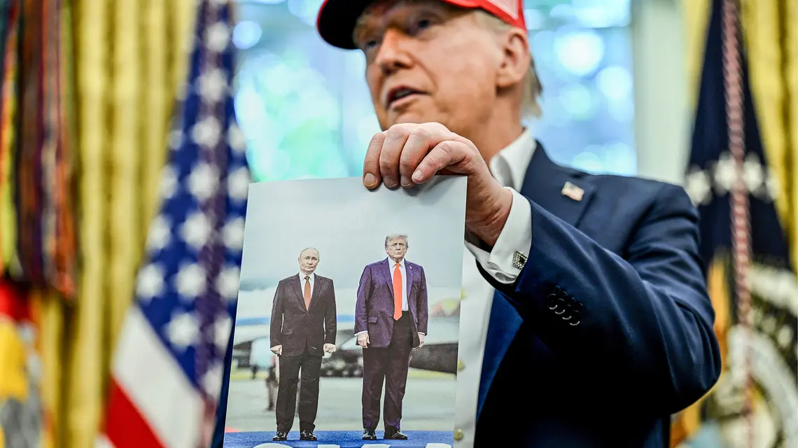 Prezydent Donald Trump z pamiątkowym zdjęciem z Alaski. Waszyngton, 22 sierpnia 2025 r. // Fot. Annabelle Gordon / UPI / Bloomberg / Getty Images