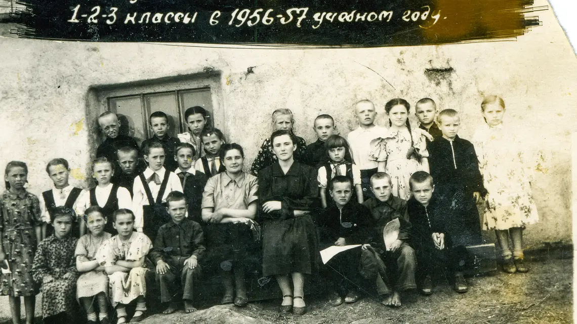 Uczniowie klas I, II i III szkoły siedmioletniej w Krasnodolsku, w roku szkolnym 1956/1957 // archiwum prywatne Dmitriya Panto