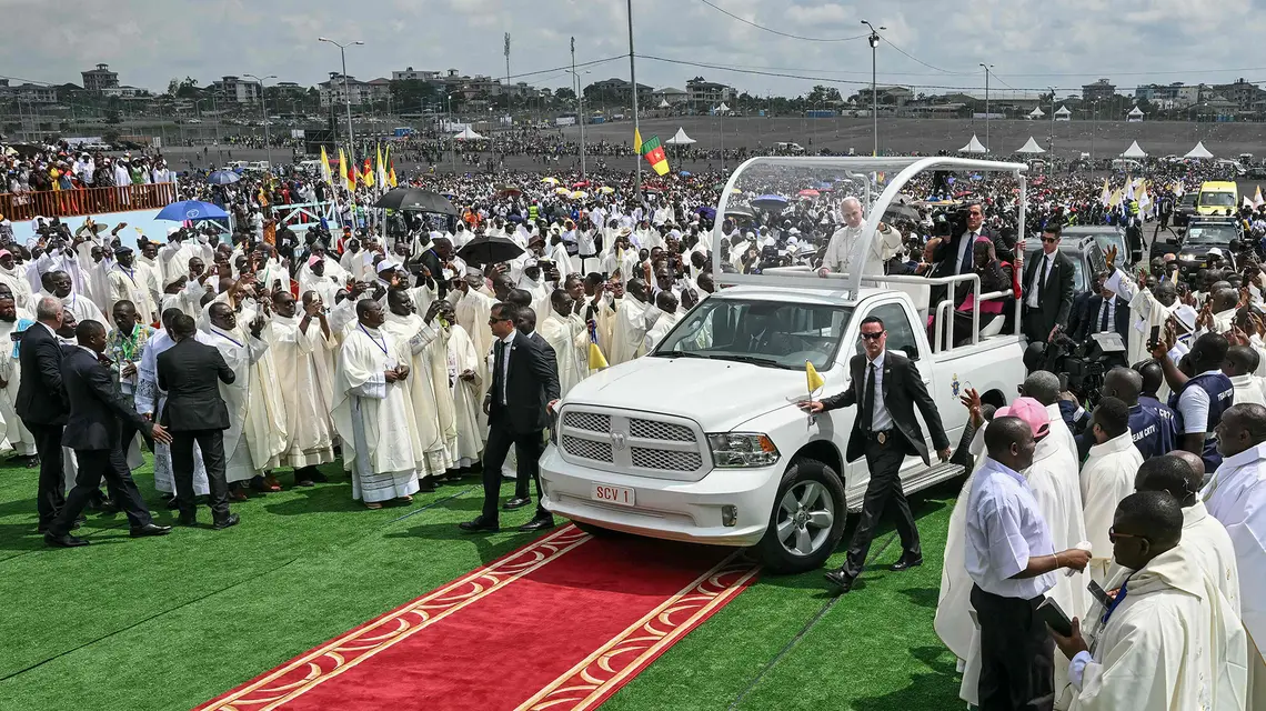 Papież Leon XIV podczas mszy świętej na stadionie w Duali w Kamerunie, 17 kwietnia 2026 r. // Fot. Alberto Pizzoli / AFP / East News 