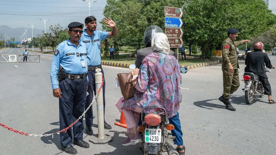 Punkty kontrolne na drodze prowadzącej do hotelu Serena przed spotkaniem przedstawicieli USA i Iranu. Islamabad, Pakistan, 20 kwietnia 2026 r. // Fot. Rebecca Conway / Getty Images
