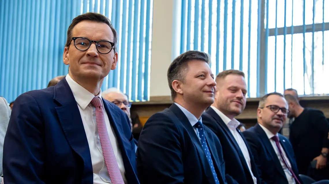 Mateusz Morawiecki, wiceprezes PiS i prezes Stowarzyszenia Rozwój Plus oraz Michał Dworczyk, Janusz Cieszyński, Robert Gontarz podczas spotkania z mieszkańcami Torunia. 18 kwietnia 2026 r. // Agnieszka Bielecka / PAP