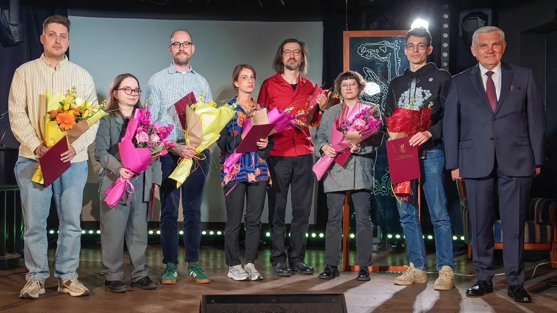 Gala wręczenia Nagrody. Od lewej: Szymon Bryzek, Dominika Filipowicz, Jakub Gutkowski, Justyna Kulikowska, Marcin Mokry, Natalka Suszczyńska, prezydent Białegostoku Tadeusz Truskolaski // Fot. Dawid Gromadzki / UM Białystok