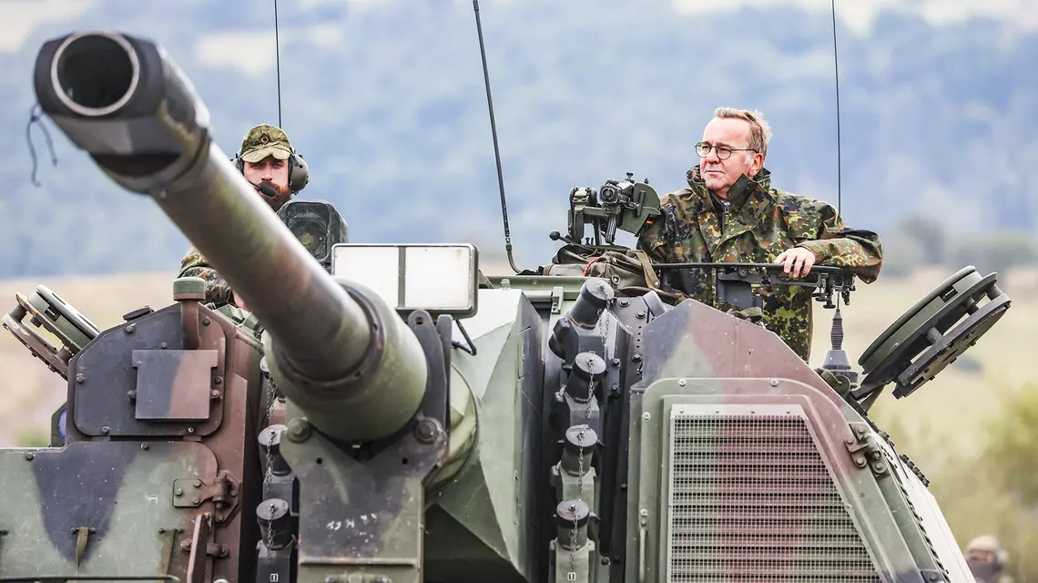 Minister Pistorius (z prawej) wśród żołnierzy Bundeswehry, 2024 r. // Fot. Christopher Neundorf / EPA / PAP 
