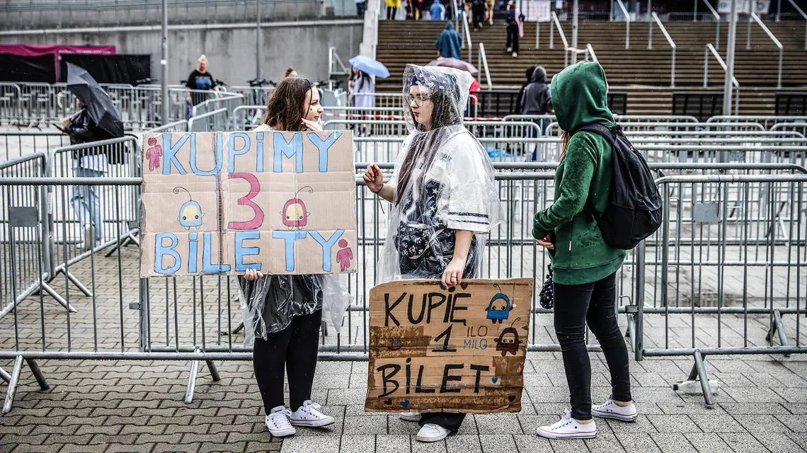 Fani przed koncertem Billie Eilish w Krakowie, 3 czerwca 2025 r. // Fot. Jakub Włodek / Agencja Wyborcza.pl 