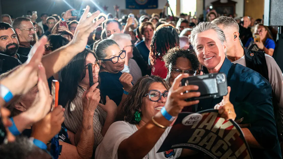 Gubernator Kalifornii Gavin Newsom na wiecu w Houston w stanie Teksas. USA, 8 listopada 2025 r. // Fot. Brandon Bell / Getty Images