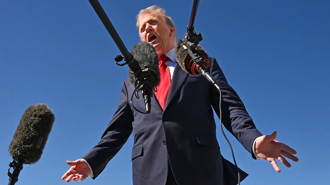 Donald Trump na lotnisku Palm Beach na Florydzie, 31 października 2025 r. // Fot. Roberto Schmidt / AFP / East News