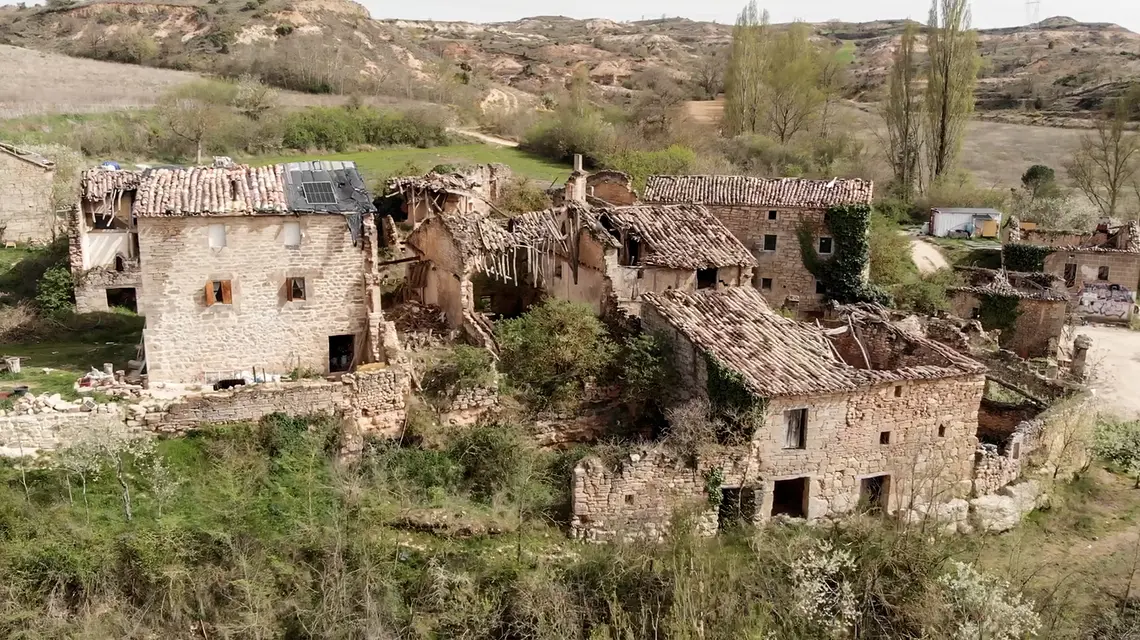 Hiszpańska wieś Bárcena de Bureba w prowincji Burgo wystawiona na sprzedaż. W 2023 r. wieś oficjalnie trafiła do pary Holendrów: Maaike Geurts i Tibora Strausza // Fot. Agnieszka Zielińska 