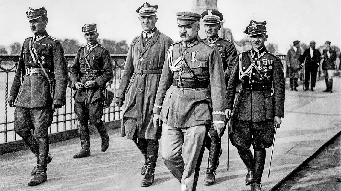 Marszałek Józef Piłsudski przed spotkaniem z prezydentem RP Stanisławem Wojciechowskim na Moście Poniatowskiego. Warszawa, 12 maja 2026 r. Od lewej: Kazimierz Stamirowski, Marian Żebrowski, Gustaw Orlicz-Dreszer, Józef Piłsudski, Tadeusz Jaroszewicz i Michał Galiński. // Fot. Wikipedia