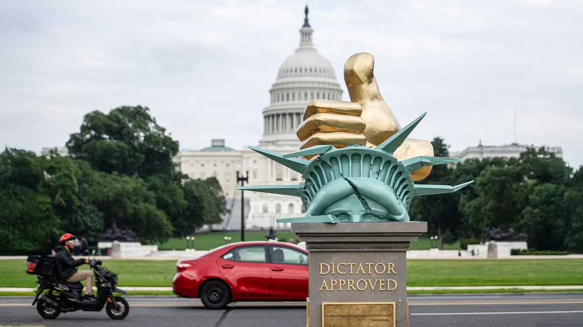 Antytrumpowska instalacja przed Kapitolem w Waszyngtonie, 17 czerwca 2025 r. // Allison Bailey / AFP / East News