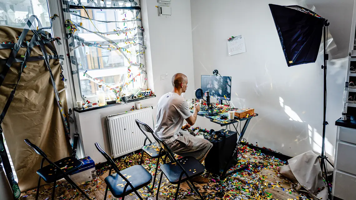 Piotr Hancke, znany jako Łatwogang, podczas swojej rekordowej zbiórki. Warszawa, 26 kwietnia 2026 r. // Fot. Filip Naumienko / Reporter