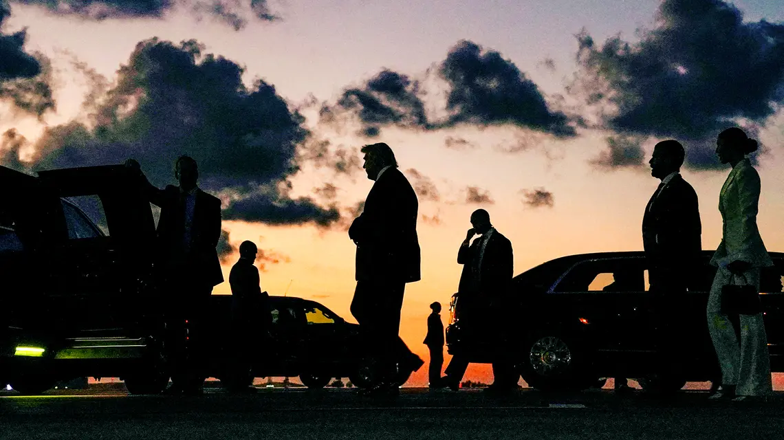 Prezydent Donald Trump oraz jego syn Donald Jr. i jego partnerka Bettina Anderson (z prawej) na lotnisku Palm Beach na Florydzie, 27 marca 2026 r. // Fot. Elizabeth Frantz / Reuters / Forum