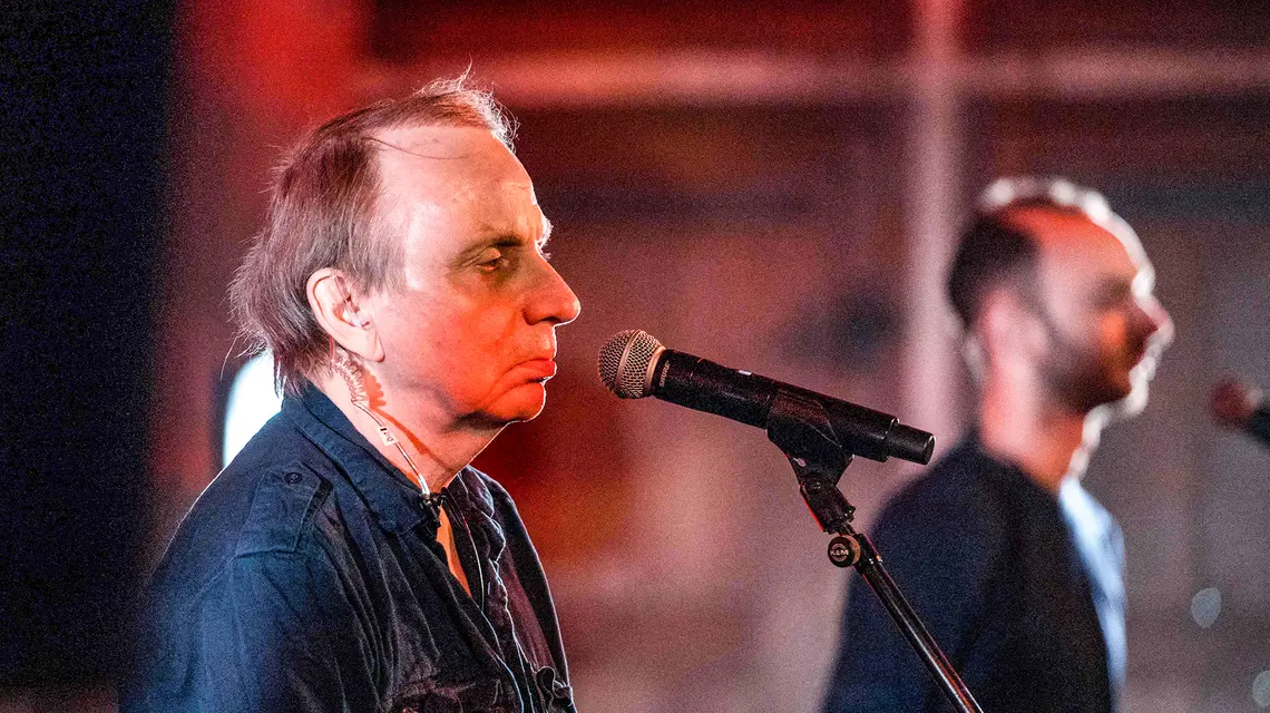 Michel Houellebecq wykonuje swoje wiersze do muzyki Romaina Ponceta podczas festiwalu we francuskim Bourges, 20 kwietnia 2022 r. // Fot. Guillaume Souvant / AFP / East News