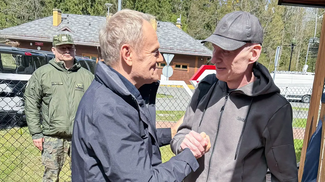 Andrzej Poczobut po uwolnieniu z białoruskiego więzienia został przywitany przez premiera Donalda Tuska. 28 kwietnia 2026 r. // Kancelaria Premiera RP / materiały prasowe