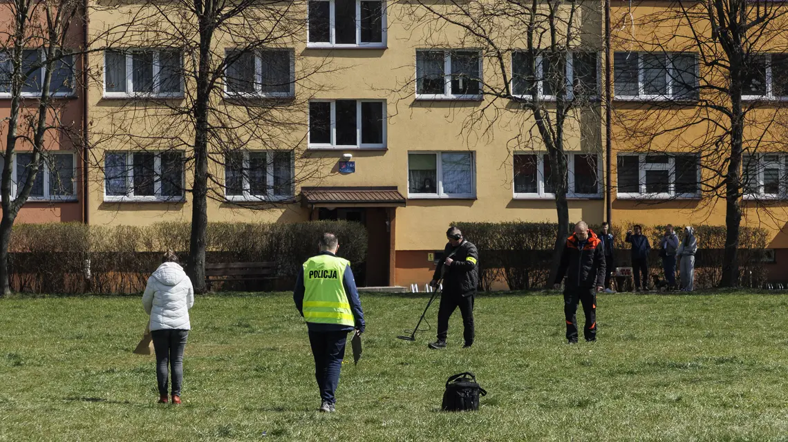 Policyjne poszukiwania śladów strzelaniny w Bystrzycy Kłodzkiej, 11 kwietnia 2026 r. // fot. TOMASZ GOLLA/AGENCJA SE/East News