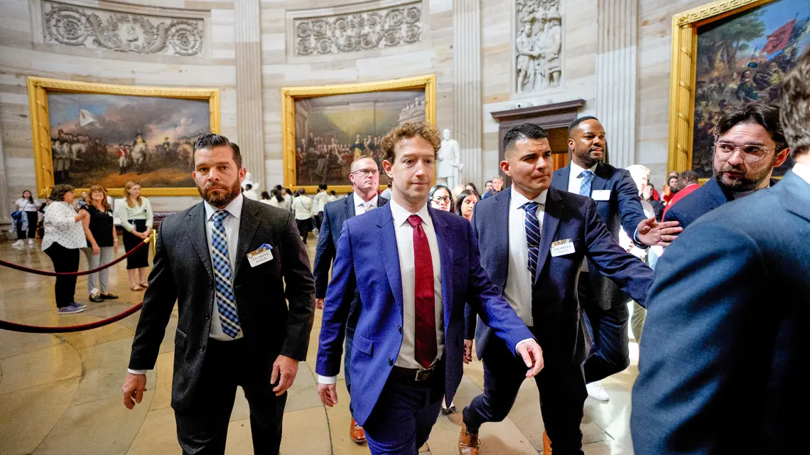 Mark Zuckerberg zmierza na spotkanie z senatorami w Kapitolu. Waszyngton, 26 marca 2026 r. // Fot. Andrew Harnik / Getty Images