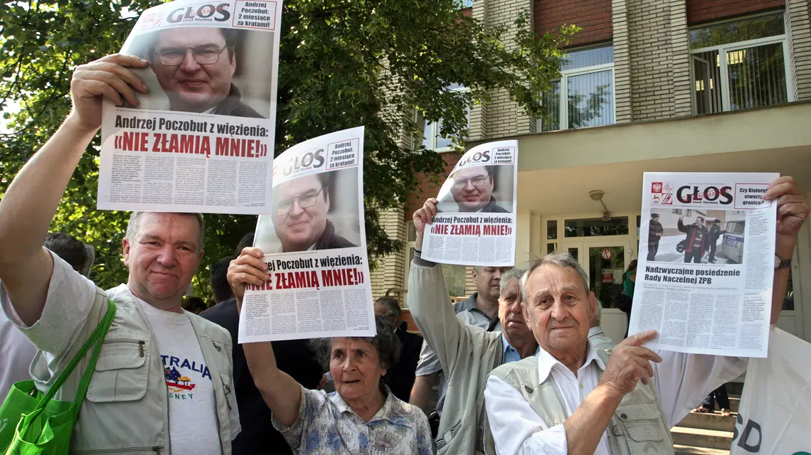 15 lat temu było to możliwe, dziś to niewyobrażalne: rok 2011, białoruscy Polacy protestują przeciw zatrzymaniu Andrzeja Poczobuta. Został on wtedy skazany w zawieszeniu za „zniesławienie” Łukaszenki. // Fot. Tatyana Zenkovich / EPA / PAP
