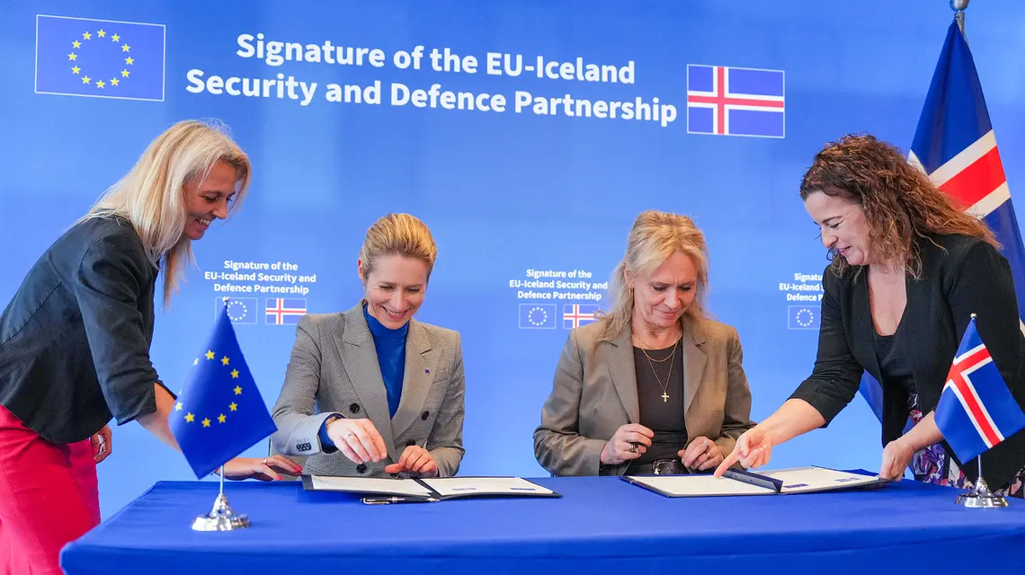 Szefowa unijnej dyplomacji Kaja Kallas (z lewej) i szefowa islandzkiego MSZ Þorgerður Katrín Gunnarsdóttir podpisują w Brukseli umowę o współpracy między Unią a Islandią w sferze bezpieczeństwa i obrony. Umowa ma pomóc także w ochronie infrastruktury na dnie Atlantyku. Bruksela, 18 marca 2026 r. // Fot. Virginia Mayo / AP Photo / East News