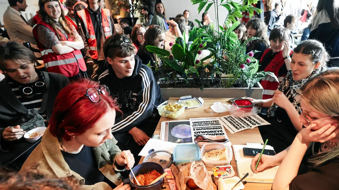 Happening Studenckiej Inicjatywy Pracowniczej w nowootwartym lokalu BUWBAR. Biblioteka Uniwersytetu Warszawskiego, 7 maja 2026 r. // Fot. Kuba Atys / Agencja Wyborcza.pl
