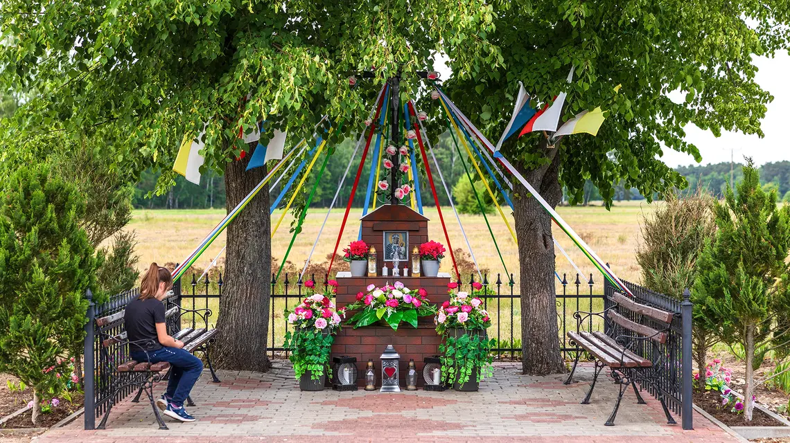 Kapliczka w miejscowości Ignaców w województwie łódzkim, maj 2024 // Fot. Karol Porwich / East News