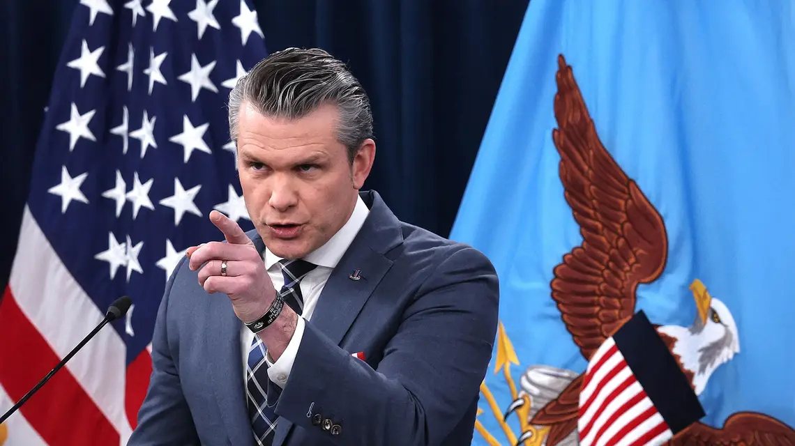 Sekretarz wojny Pete Hegseth podczas konferencji prasowej dotyczącej wojny w Iranie. Arlington, USA. 19 marca 2026 r. // Fot. Win McNamee / Getty Images