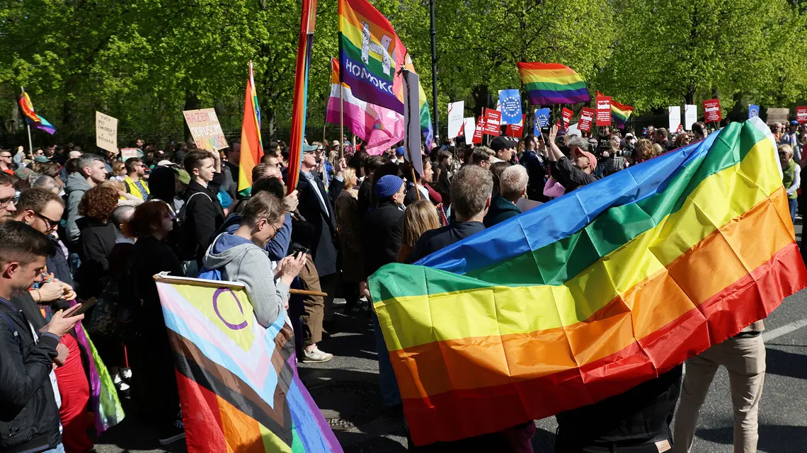 Protest przed Kancelarią Premiera pod hasłem "Żądamy realizacji wyroku TSUE" dotyczącego transkrypcji aktow małżeństw jednoplciowych zawartych za granicą. Warszawa, 25 kwietnia 2026 r. // Fot. Dawid Wolski / East News