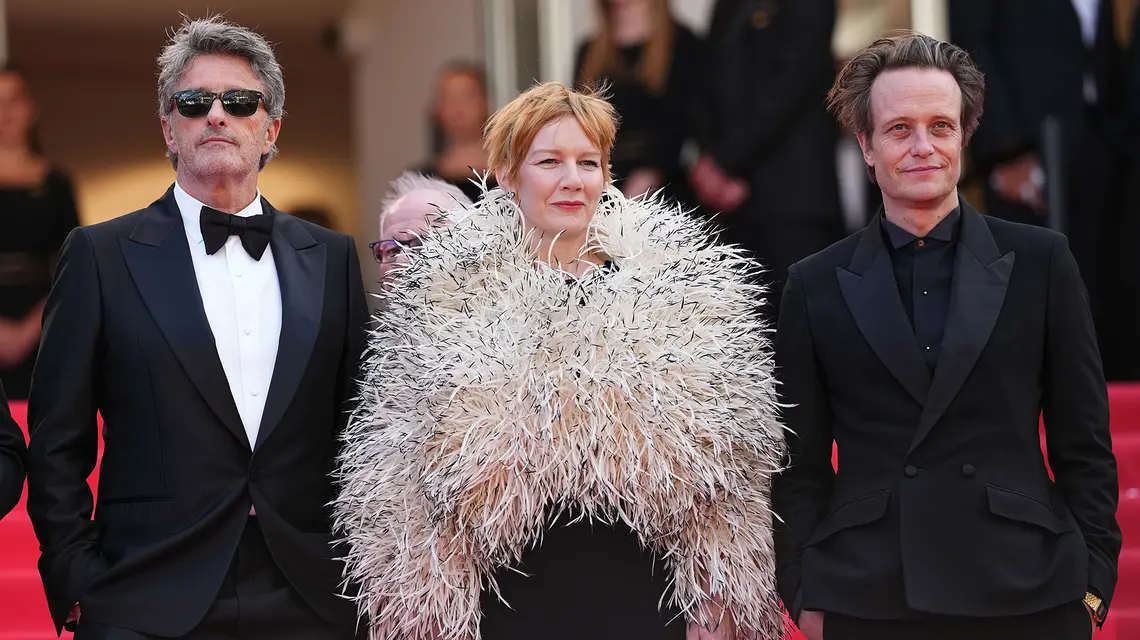 Paweł Pawlikowski, Sandra Hüller i August Diehl przed premierą filmu „Fatherland” na 79. Międzynarodowym Festiwalu Filmowym w Cannes. 14 maja 2026 r. // Fot. Scott A Garfitt / AP / East News