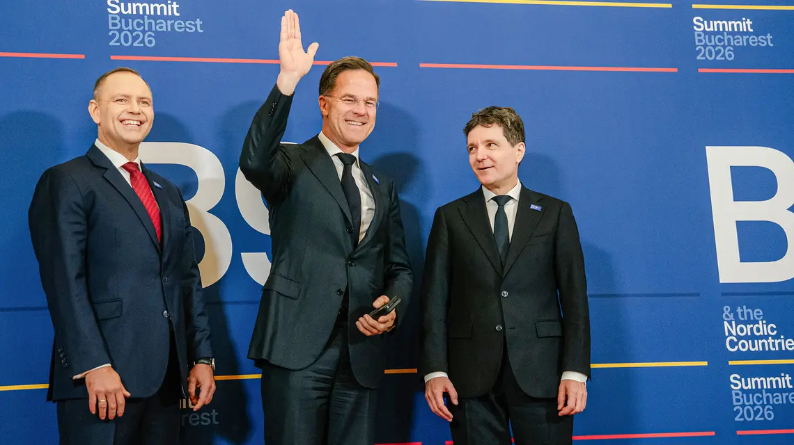 Karol Nawrocki, sekretarz generalny NATO Mark Rutte oraz prezydent Rumunii Nicusor Dan podczas szczytu B9. Bukareszt, 13 maja 2026 r. // Fot. Andrei Pungovschi / Getty Images