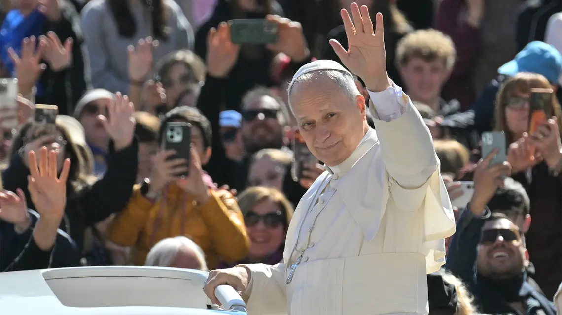 Papież Leon XIV podczas audiencji generalnej na Placu Świętego Piotra. Watykan, 8 kwietnia 2026 r. // Fot. Tiziana Fabi / AFP / East News